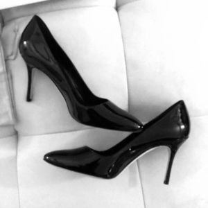 Black Patent Leather Manolo Blahnik Sambra Pumps
